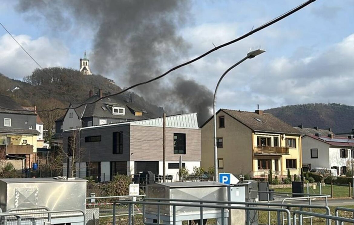 Rauch steigt von einem Balkonbrand in Lahnstein auf.