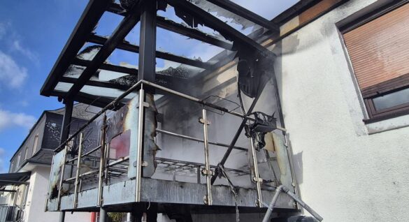 lahnstein_balkonbrand-3-min_56aktuell Verbrannter Balkon eines Hauses in Lahnstein nach einem Brand.