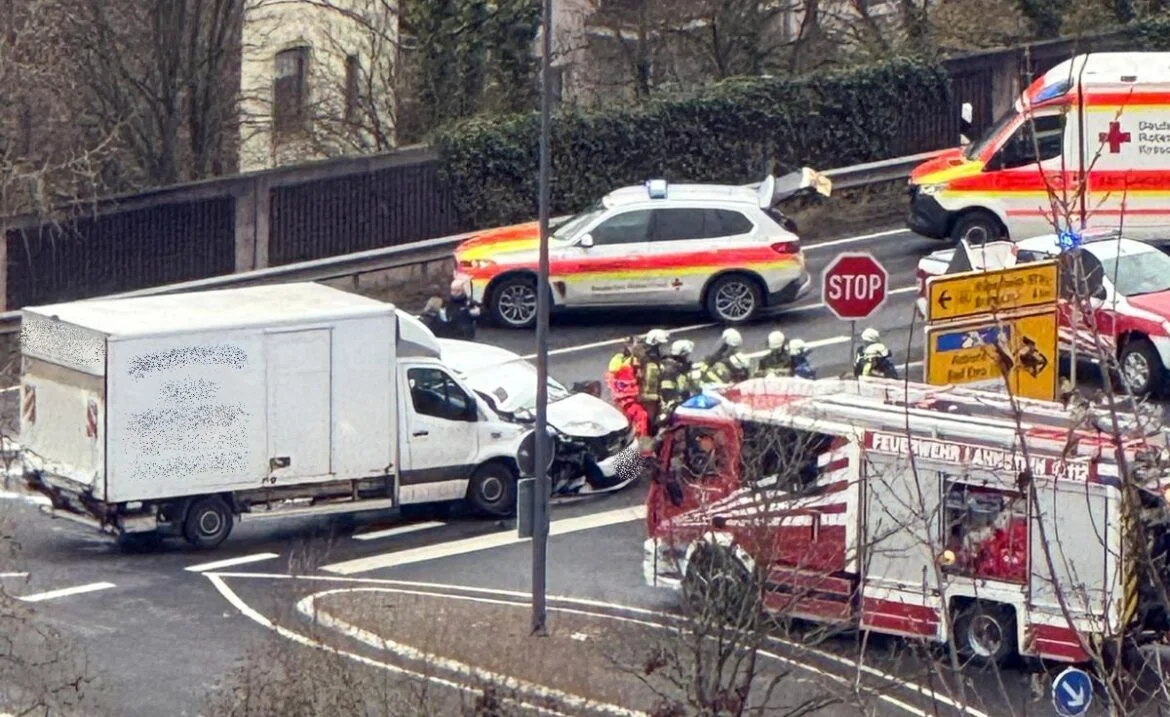 Verkehrsunfall in Lahnstein mit Einsatzfahrzeugen und Rettungskräften.