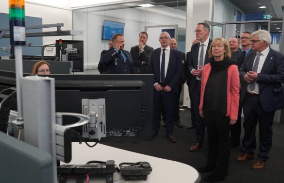 leitstelle-eroeffnung-10-min_56aktuell Menschen in einem modernen Leitstellenbüro bei einer Eröffnung.