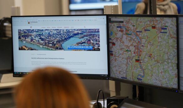 leitstelle-eroeffnung-12-min_56aktuell Zwei Monitore in einer Leitstelle, einer zeigt eine Webseite, der andere eine Karte.