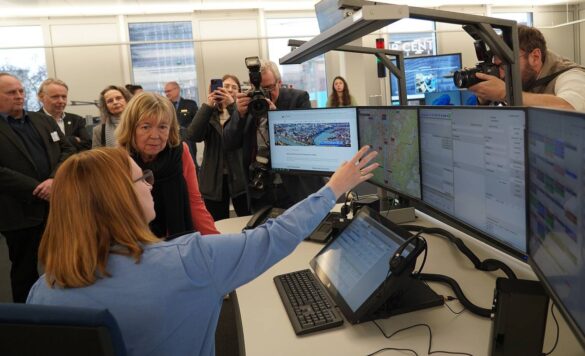 leitstelle-eroeffnung-13-min_56aktuell Eröffnung der Leitstelle mit Personen und Bildschirmen.