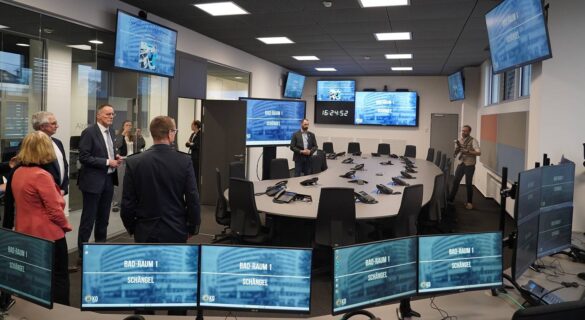 leitstelle-eroeffnung-16-min_56aktuell Eröffnung einer modernen Leitstelle mit mehreren Bildschirmen und Personen.