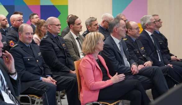 leitstelle-eroeffnung-3-min_56aktuell Personen in Uniformen bei einer Veranstaltung.