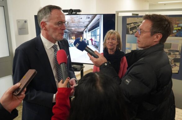 leitstelle-eroeffnung-6-min_56aktuell Interview mit einem Mann in einem Anzug bei der Eröffnung einer Leitstelle.