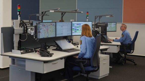 leitstelle-eroeffnung-8-min_56aktuell Mitarbeiter in einer modernen Leitstelle mit mehreren Bildschirmen.