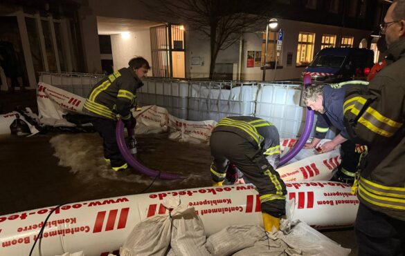 nassau-1-min_56aktuell Feuerwehrleute arbeiten an einer Hochwasserschutzbarriere in Nassau.