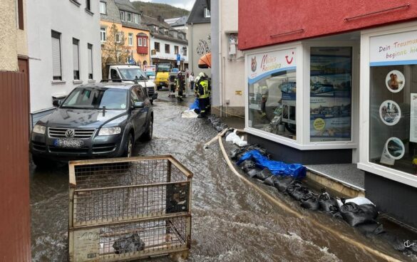 nassau-5-min_56aktuell Überflutete Straße in Nassau mit Einsatzkräften und Sandsäcken.