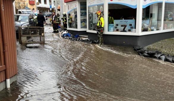 nassau-7-min_56aktuell Hochwasser in Nassau mit Feuerwehrleuten und Sandsäcken.