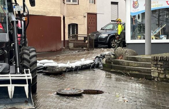 nassau-9-min_56aktuell Hochwasser in Nassau mit Sandsäcken und Feuerwehrmann