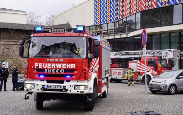 salhofplatz-2-min_56aktuell Feuerwehrauto auf dem Salhofplatz im Einsatz.