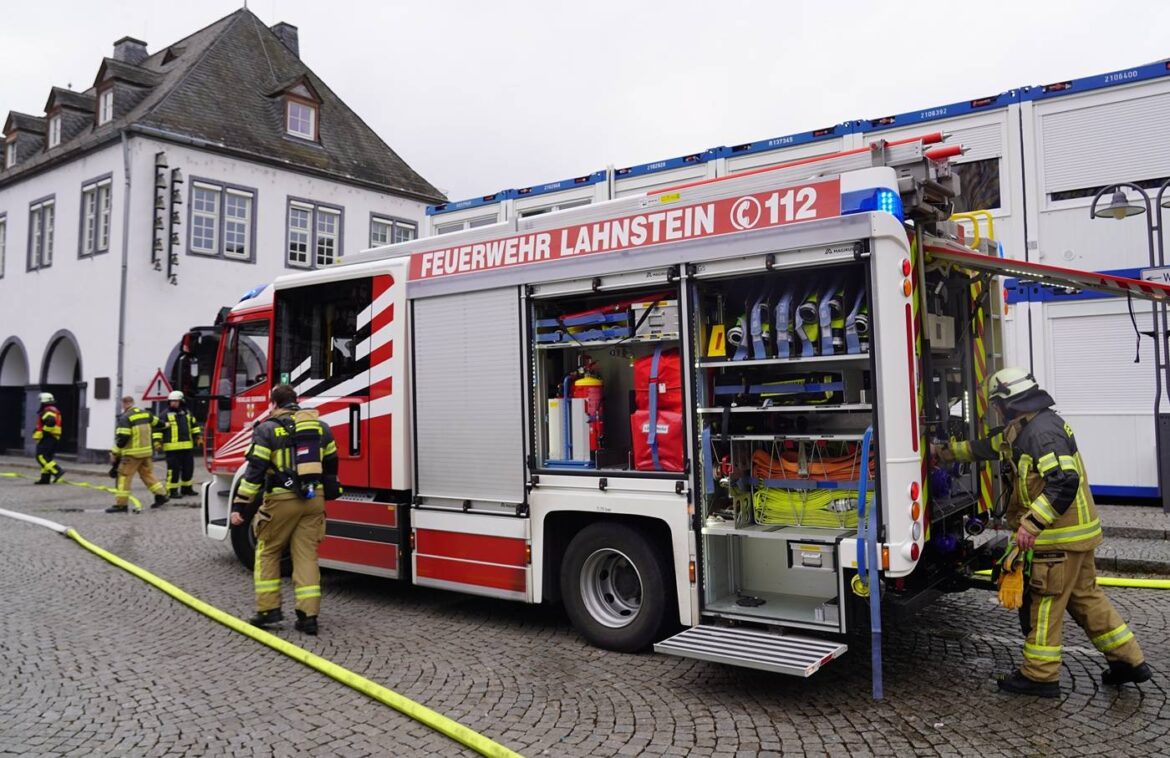 Feuerwehrfahrzeug in Lahnstein mit geöffnetem Gerätefach.