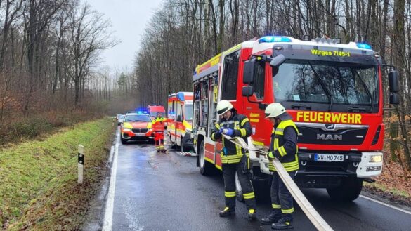 siershahn_vu_kran-2-min_56aktuell Feuerwehrleute bei einem Einsatz auf einer Landstraße im Wald
