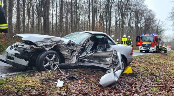 siershahn_vu_kran-3-min_56aktuell Verkehrsunfall mit beschädigtem Auto im Wald, Feuerwehr vor Ort.