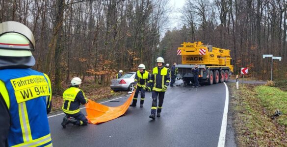 siershahn_vu_kran-6-min_56aktuell Unfall mit Kran und Auto auf Landstraße bei Siershahn.