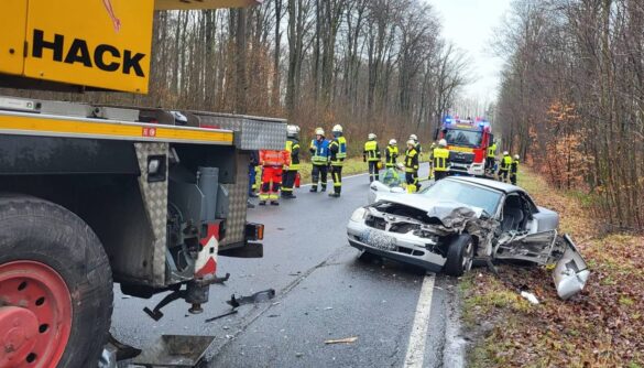 siershahn_vu_kran-7-min_56aktuell Verkehrsunfall mit beschädigtem Auto und Einsatzkräften auf einer Landstraße.