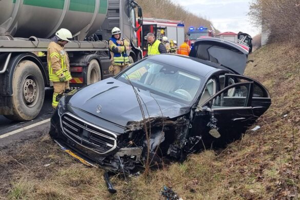 unfall_b262-2-min_56aktuell Verkehrsunfall auf der B262 mit beschädigtem Auto und Einsatzkräften.