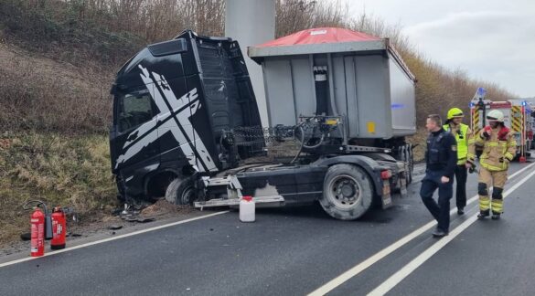 unfall_b262-3-min_56aktuell LKW-Unfall auf der B262 mit Einsatzkräften vor Ort.