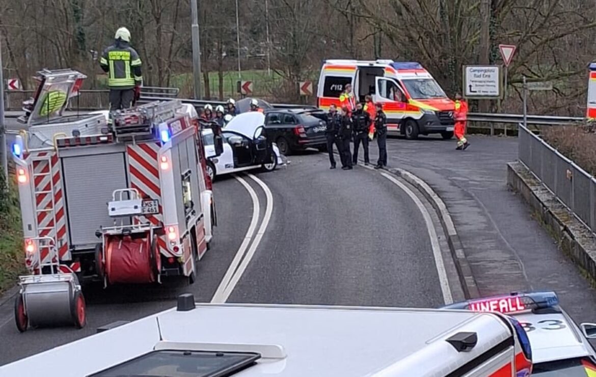 Verkehrsunfall mit Einsatzfahrzeugen und Rettungskräften auf einer Straße.