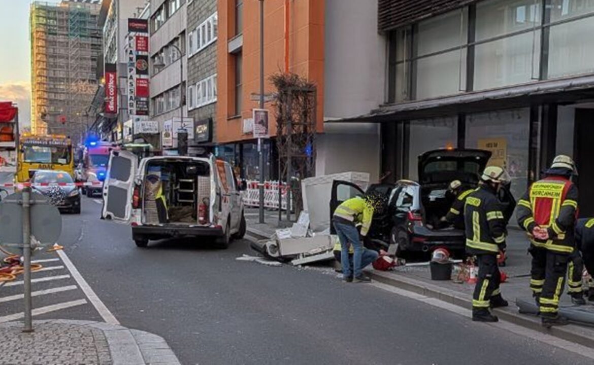 Unfall in Koblenz mit mehreren Einsatzfahrzeugen und beschädigten Autos.
