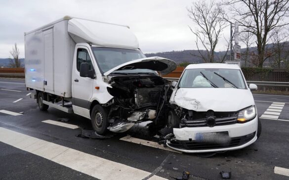 vu_lahnstein-1-min_56aktuell Verkehrsunfall zwischen Lieferwagen und Auto auf Straße.