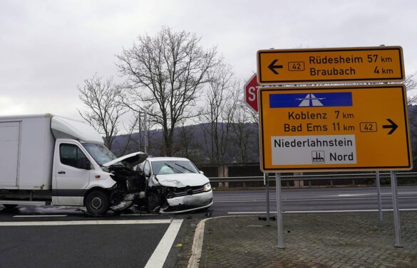 vu_lahnstein-2-min_56aktuell Verkehrsunfall mit zwei Fahrzeugen an einer Kreuzung in Lahnstein.