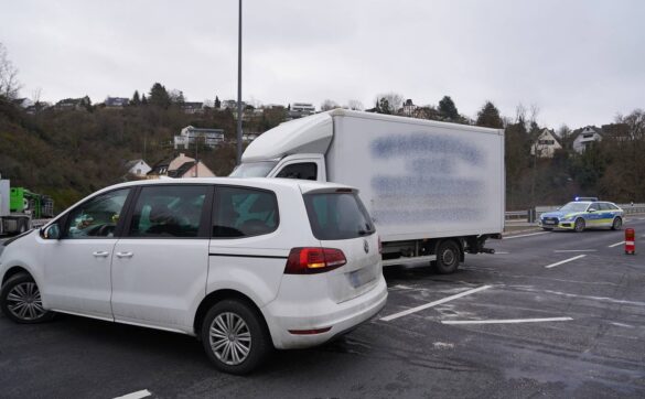 vu_lahnstein-3-min_56aktuell Verkehrsunfall mit Lieferwagen und Auto auf Straße in Lahnstein.