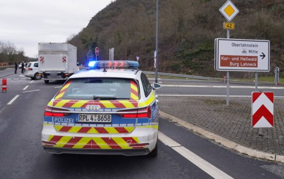 vu_lahnstein-4-min_56aktuell Polizeiauto sichert Unfallstelle bei Lahnstein ab.