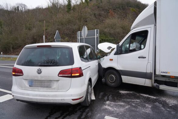 vu_lahnstein-5-min_56aktuell Verkehrsunfall zwischen einem weißen Van und einem weißen Auto.