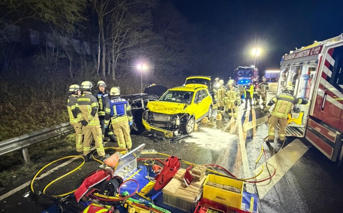Das Bild zeigt eine nächtliche Unfallstelle. Sie ist von der Feuerwehr ausgeleuchtet. Zwei Fahrzeuge sind zusammengestoßen.