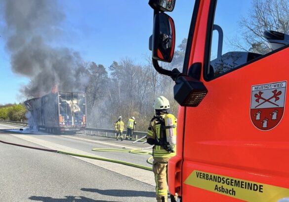 Aufwändige Löscharbeiten am Dienstagnachmittag auf der A3.