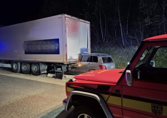 Am Stauende kam es zu einem Unfall: ein PKW fuhr unter einen LKW.