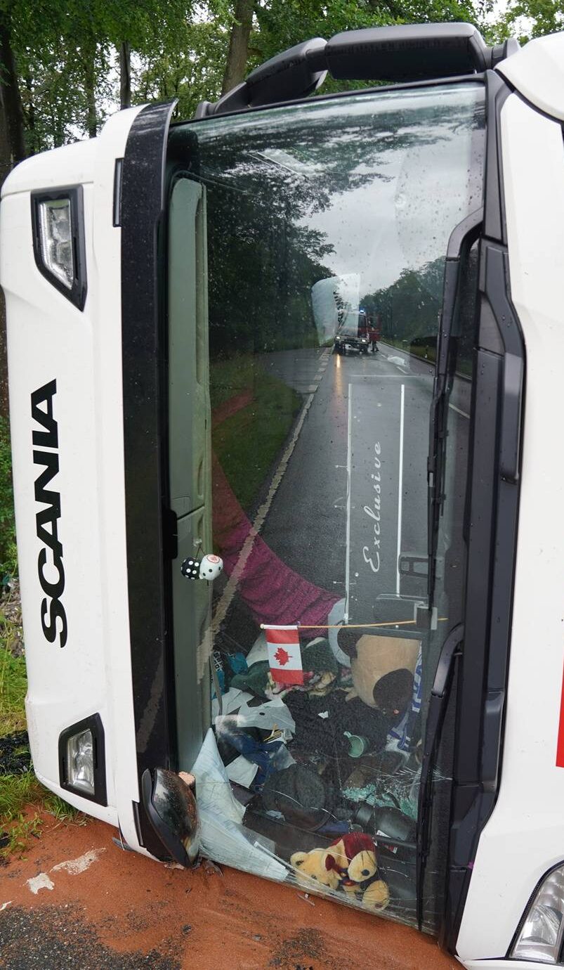 Beim Unfall räumt die Schwerktaft auf: Alles was sich im Lebensalltag eines Truckers ansammelt, sammelt sich jetzt auf der aktuellen Unterseite des Fahrzeugs.